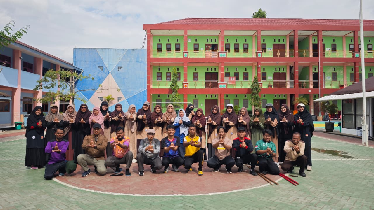 Bhabinkamtibmas Kampung Hangaitji Berikan Latihan LKBB kepada Guru SD IT Permata Papua