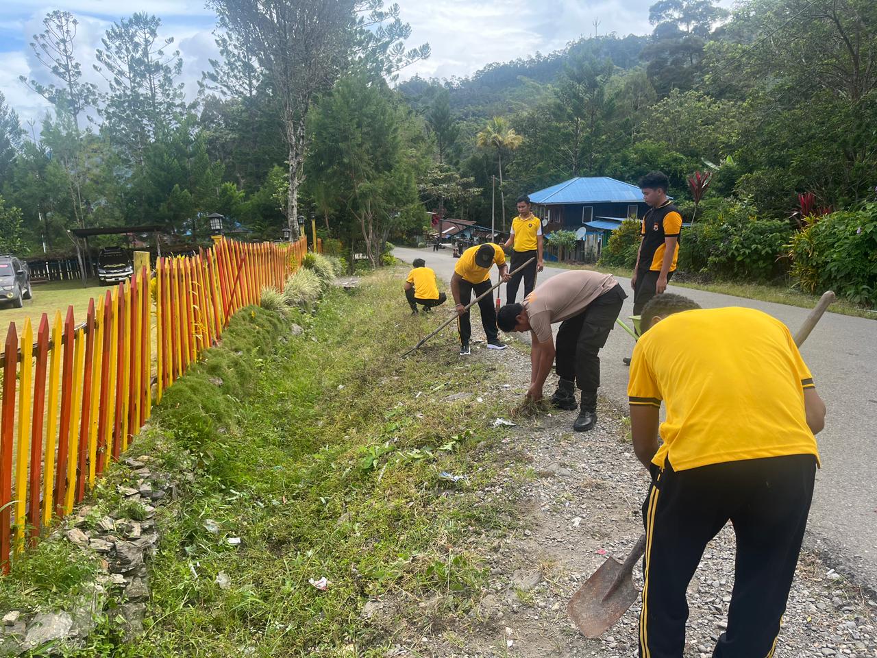 Kapolsek Kelila Pimpin Langsung Kegiatan Pembersihan Lingkungan Mapolsek