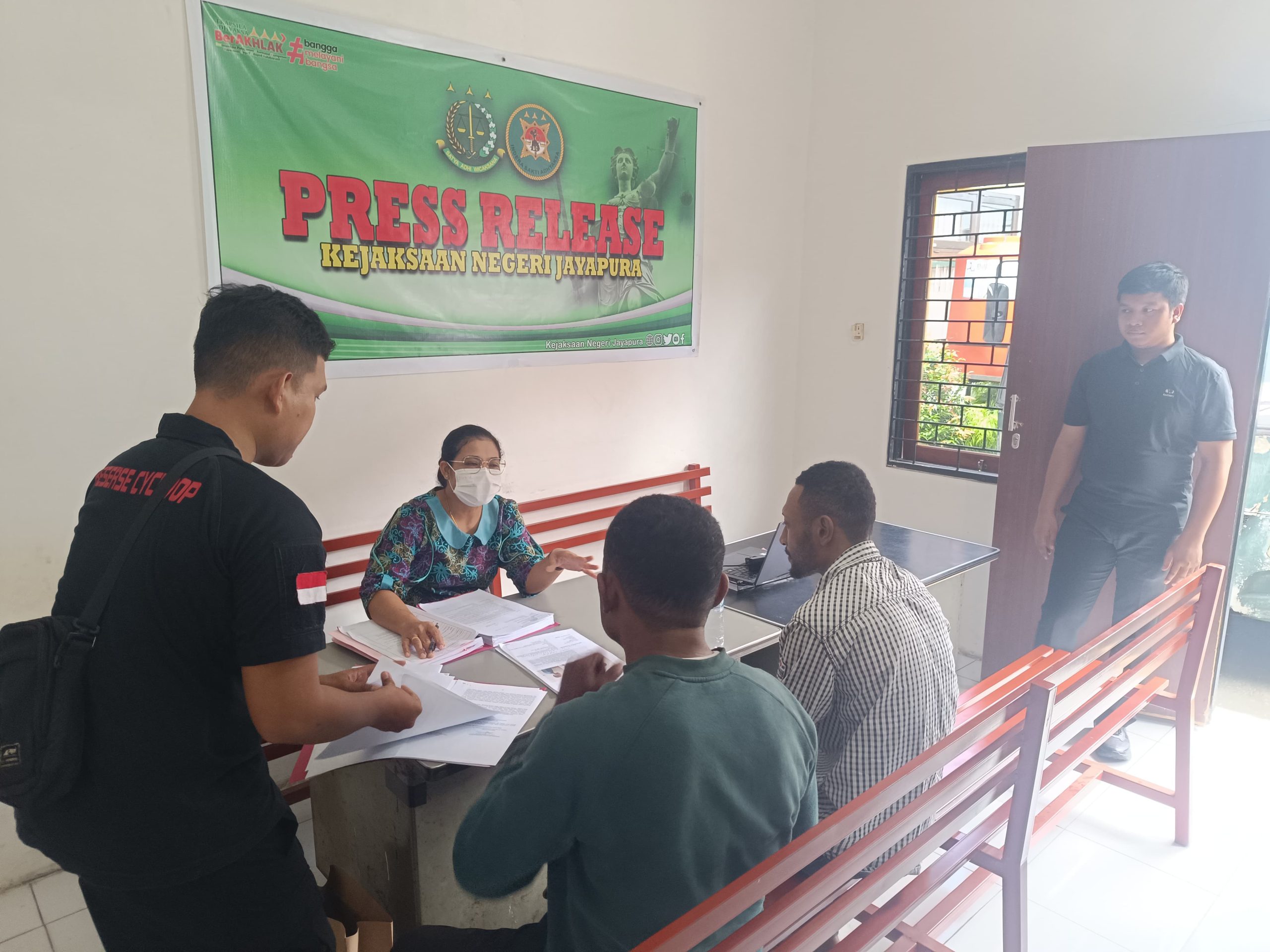 SAT RESKRIM POLRES JAYAPURA LIMPAHKAN TERSANGKA KASUS PERLINDUNGAN ANAK KE KEJAKSAAN