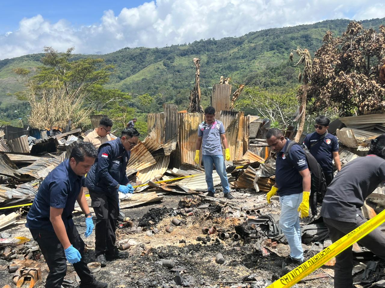 Tim Labfor Polda Papua Di Dampingi Sat Reskrim Polres Tolikara Melaksanakan Olah TKP Kebakaran Di Karubaga