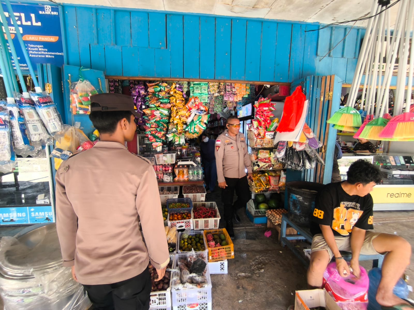 Patroli Humanis Satuan Samapta di Pasar Sentral Kobakma Wujudkan Rasa Aman di Tengah Masyarakat