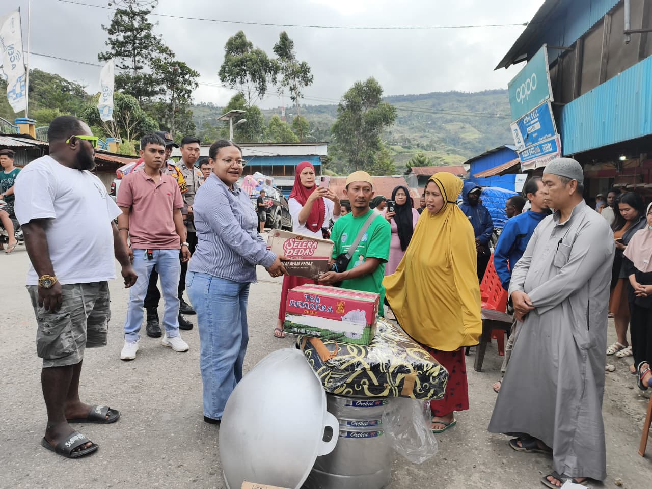 ‎Sat Binmas Polres Tolikara Dampingi DPRP Papua Pegunungan Salurkan Bantuan Korban Kebakaran