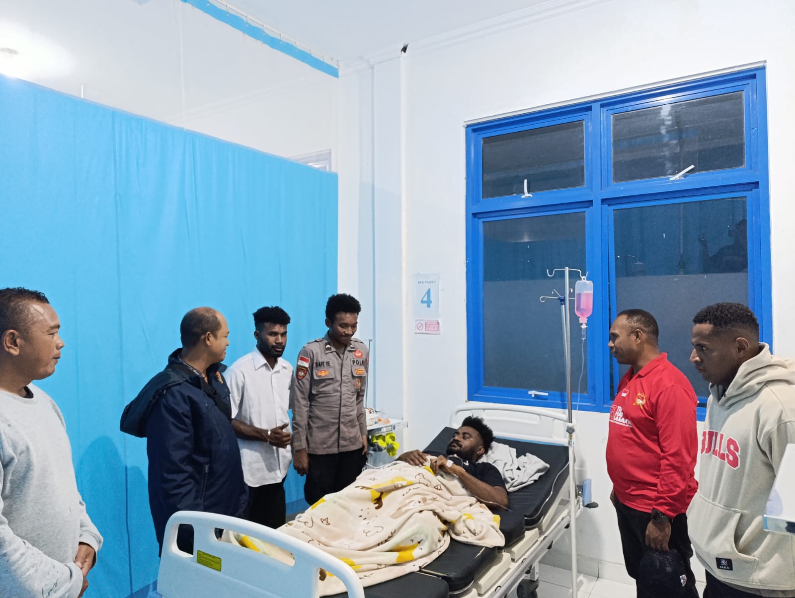 Wujud Perhatian Pimpinan, Kasat Narkoba Kunjungi Personel Polres Mamberamo Tengah yang Sakit