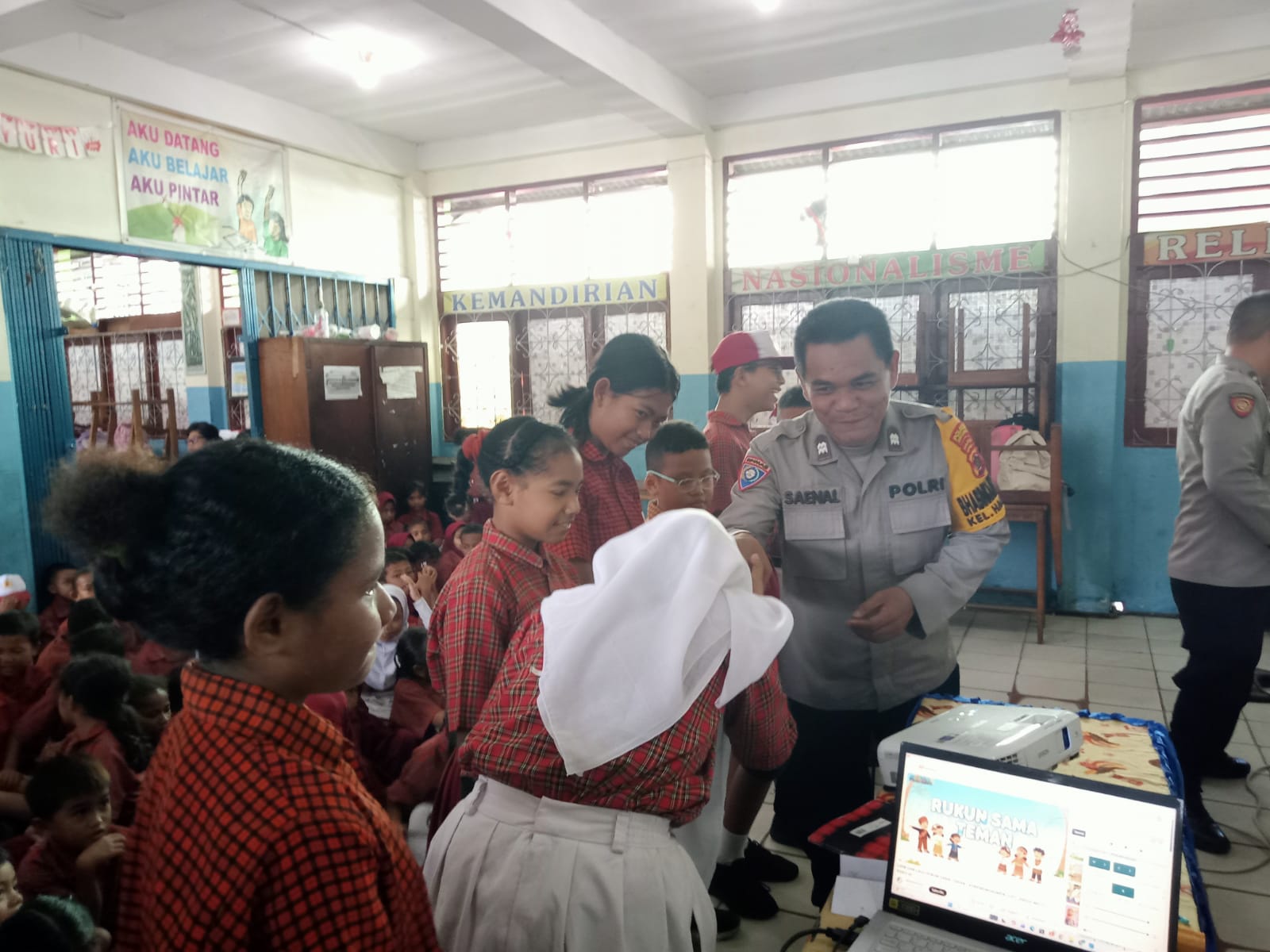 ‎Bhabinkamtibmas Gelar Sosialisasi Pencegahan Perundungan di SD Negeri 2 Hamadi