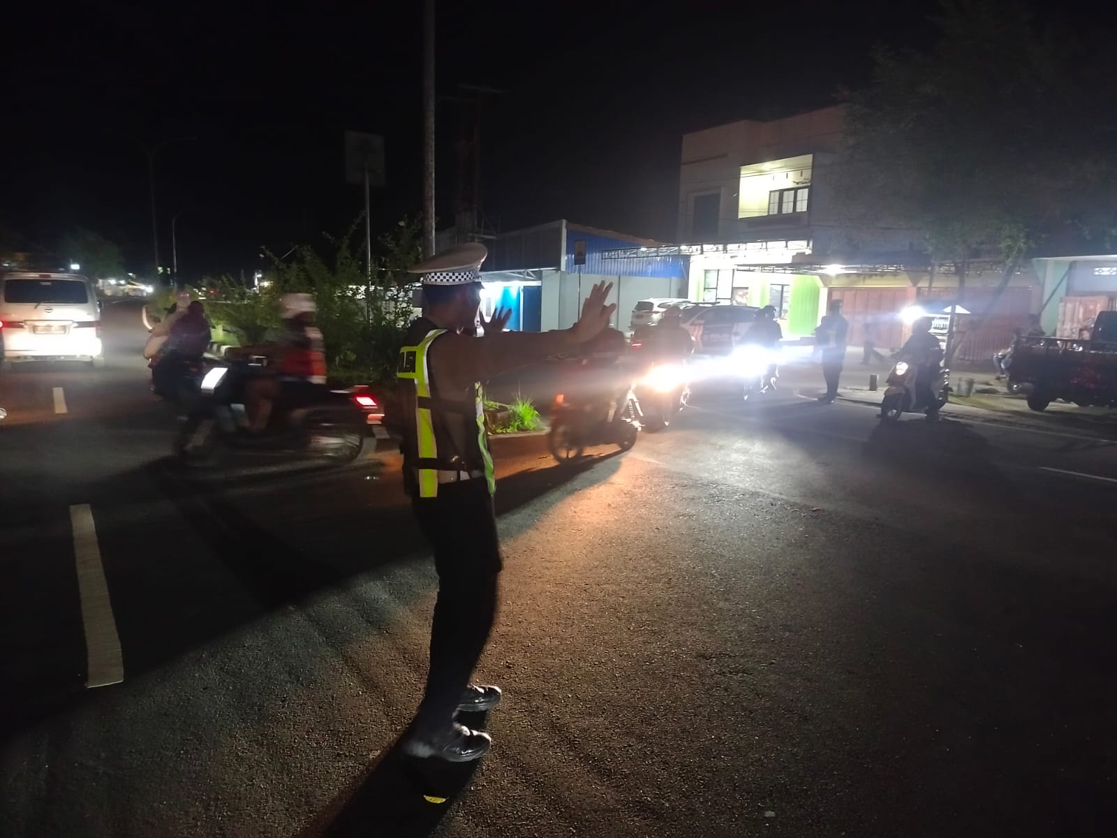 Polres Supiori Laksanakan Pengamanan Sholat Tarawih Di Masjid An-Nur Supiori Polres Supiori