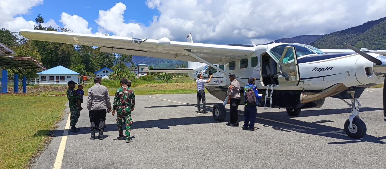 Kolaborasi TNI–Polri Perkuat Pengamanan Bandara Bokondini Demi Kenyamanan Masyarakat