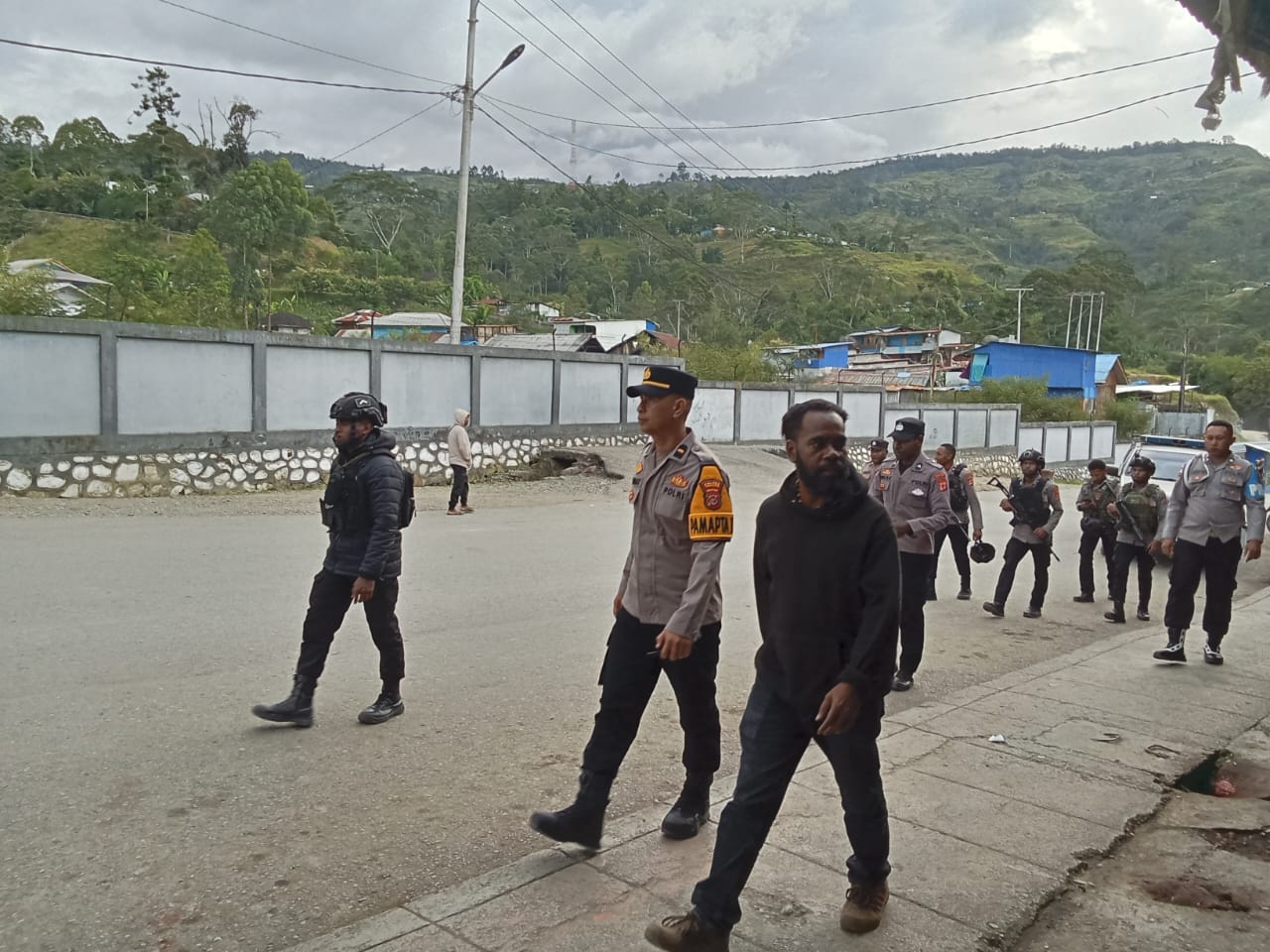 Sinergi Dan Kesiapsiagaan, Patroli Regu II Siaga Polres Tolikara Jaga Ketertiban Kota Karubaga