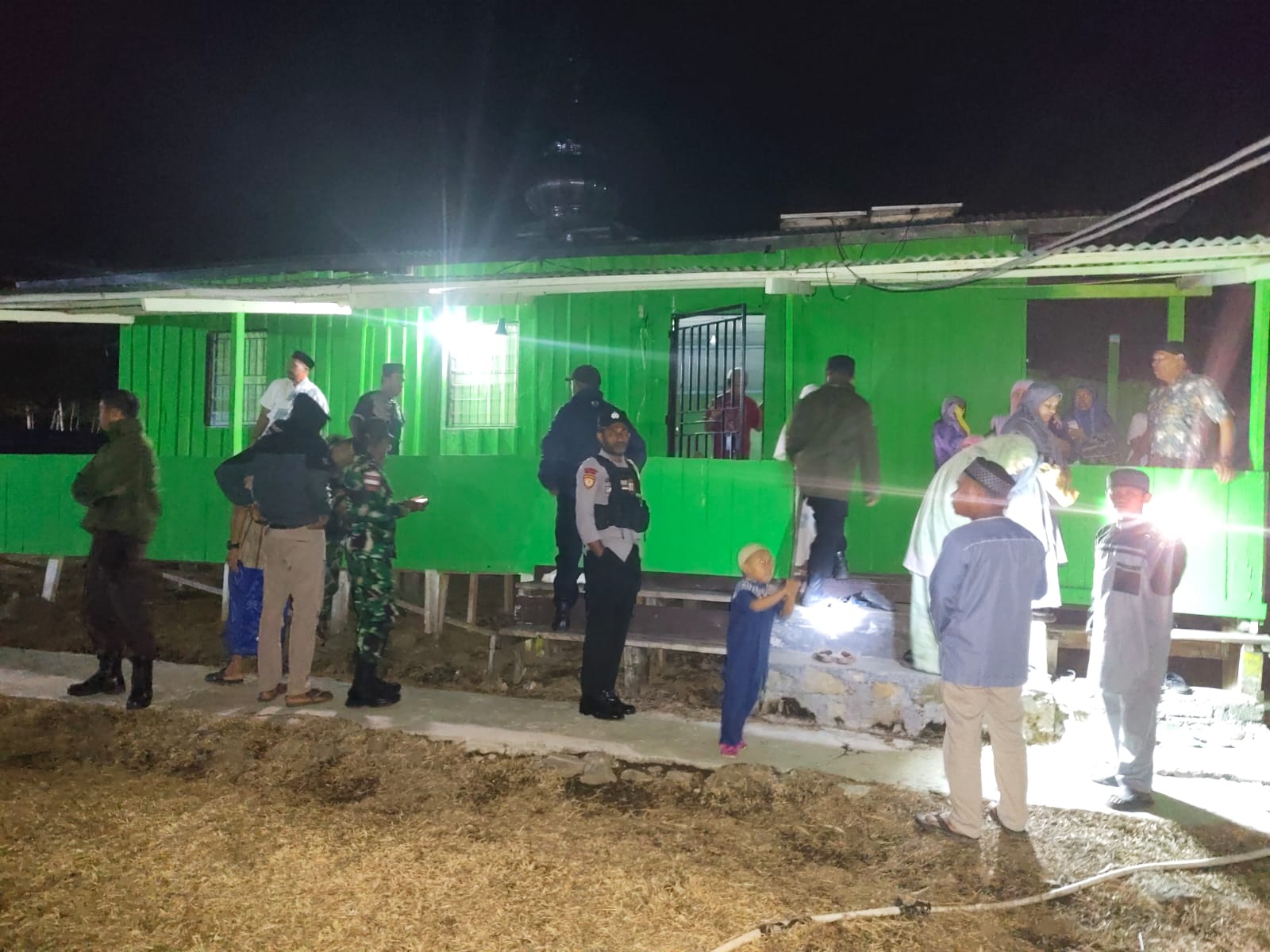 Sinergitas TNI–Polri, Amankan Hari Ke – 5 Pelaksanaan Sholat Tarawih di Distrik Bokondini