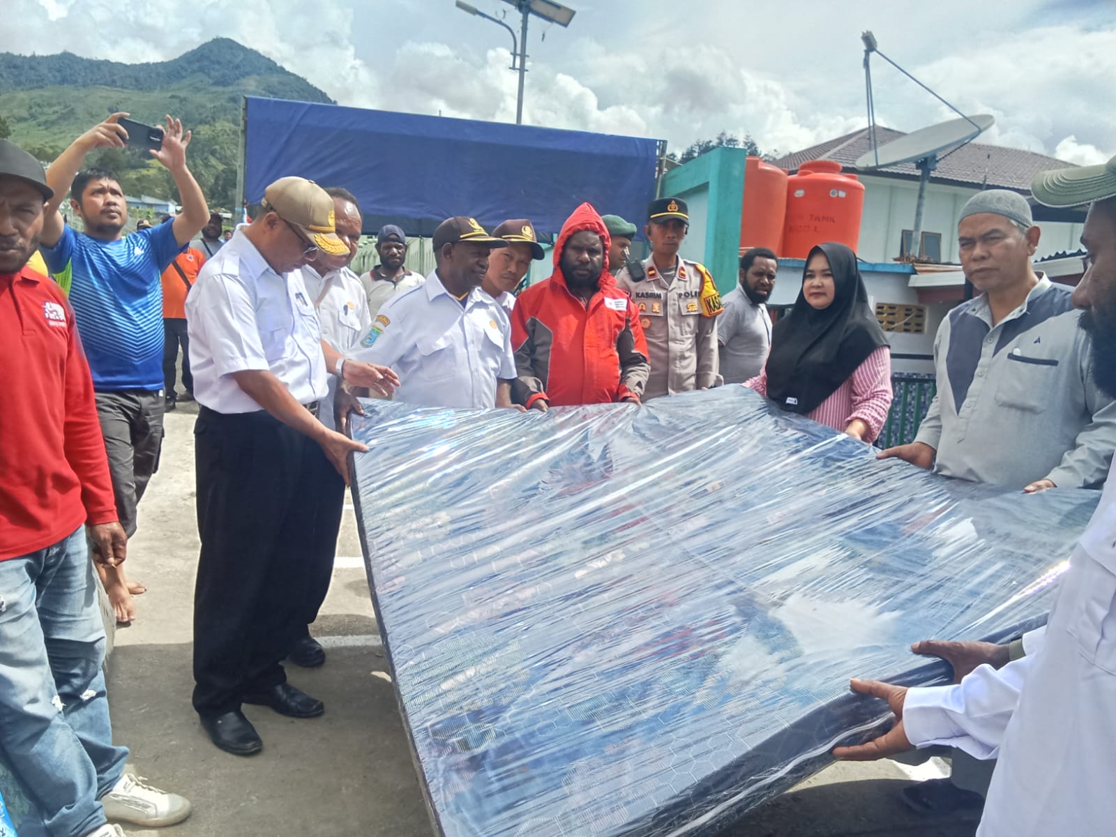 Sat Binmas Polres Tolikara Dampingi PMI dan Pemda Kab Tolikara Salurkan Bantuan Korban Kebakaran di Karubaga