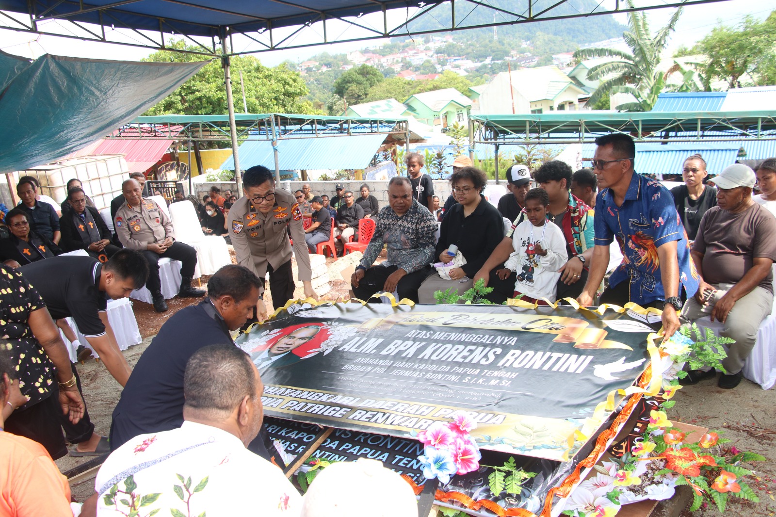 Doa dan Penghormatan Terakhir Iringi Pemakaman Ayahanda Kapolda Papua Tengah