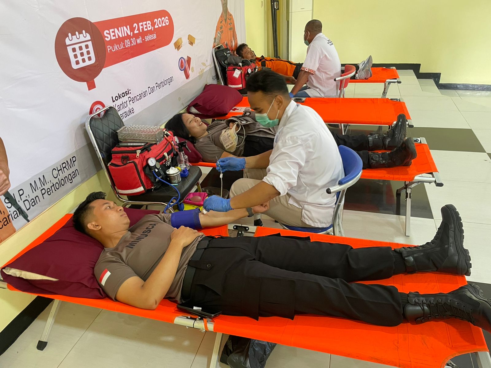 Personil Polres Merauke Mengikuti Donor Darah dalam Rangka Memperingati HUT Basarnas ke-54 Tahun