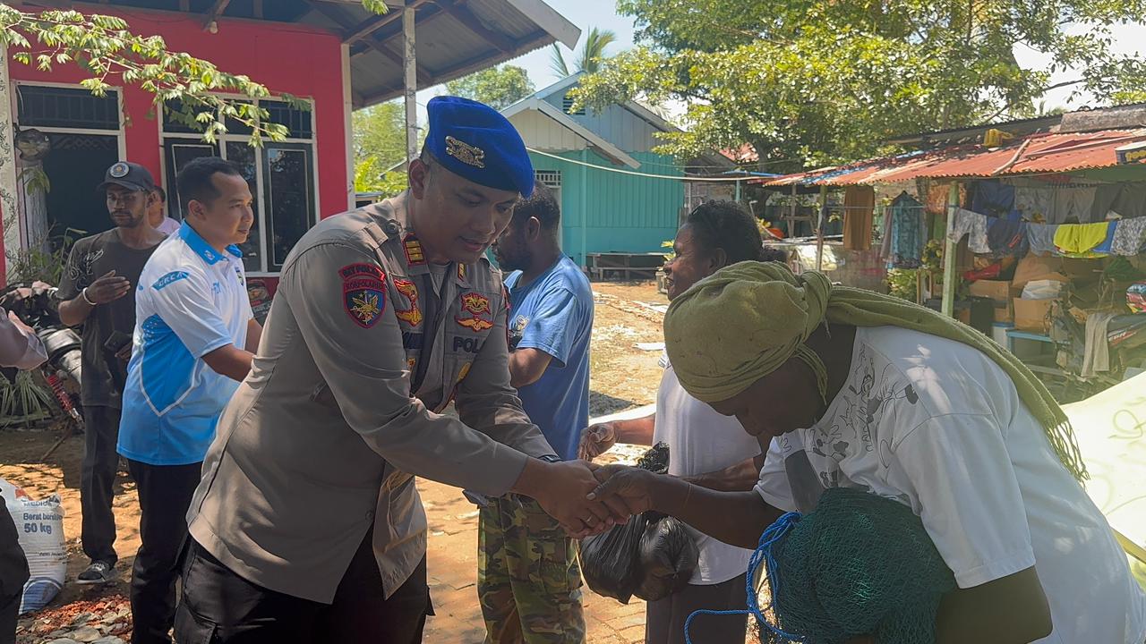 Kapolres Merauke Melalui Kasat Polairud Berbagi Kepedulian, Bantuan Jaring 20 Meter Untuk Mama Papua