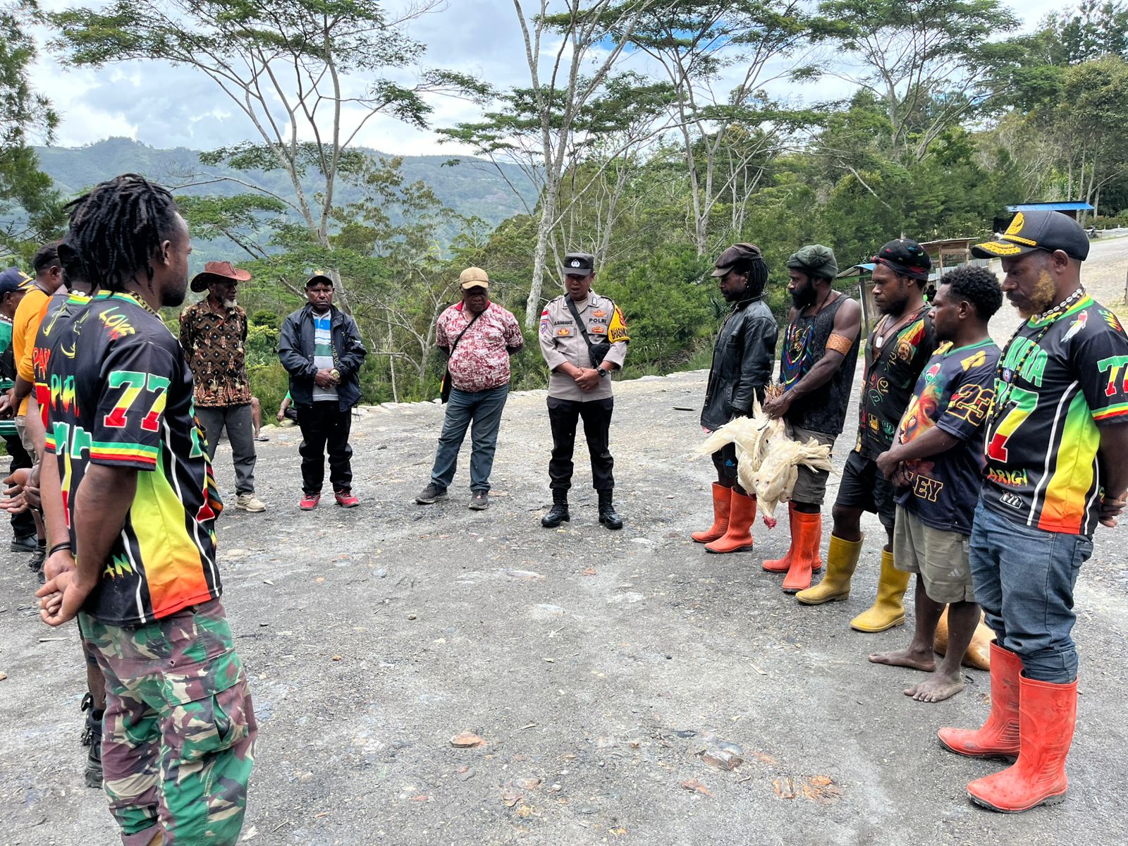 ‎Sat Binmas Polres Tolikara Fasilitasi Pembayaran Denda Masalah Keluarga di Distrik Longogoma