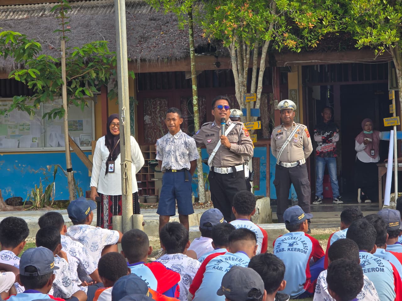 Polantas Menyapa, Satlantas Polres Keerom Edukasi Bagi Para Pelajar SMP Negeri 3 Arso Terkait Ops Keselamatan Cartenz 2026