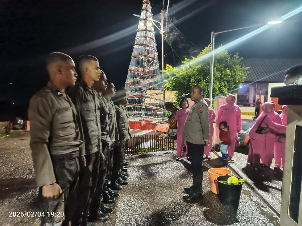 8 Personel Bintara Remaja Penempatan Polres Tolikara Jalani Tradisi dan Mandi Kembang