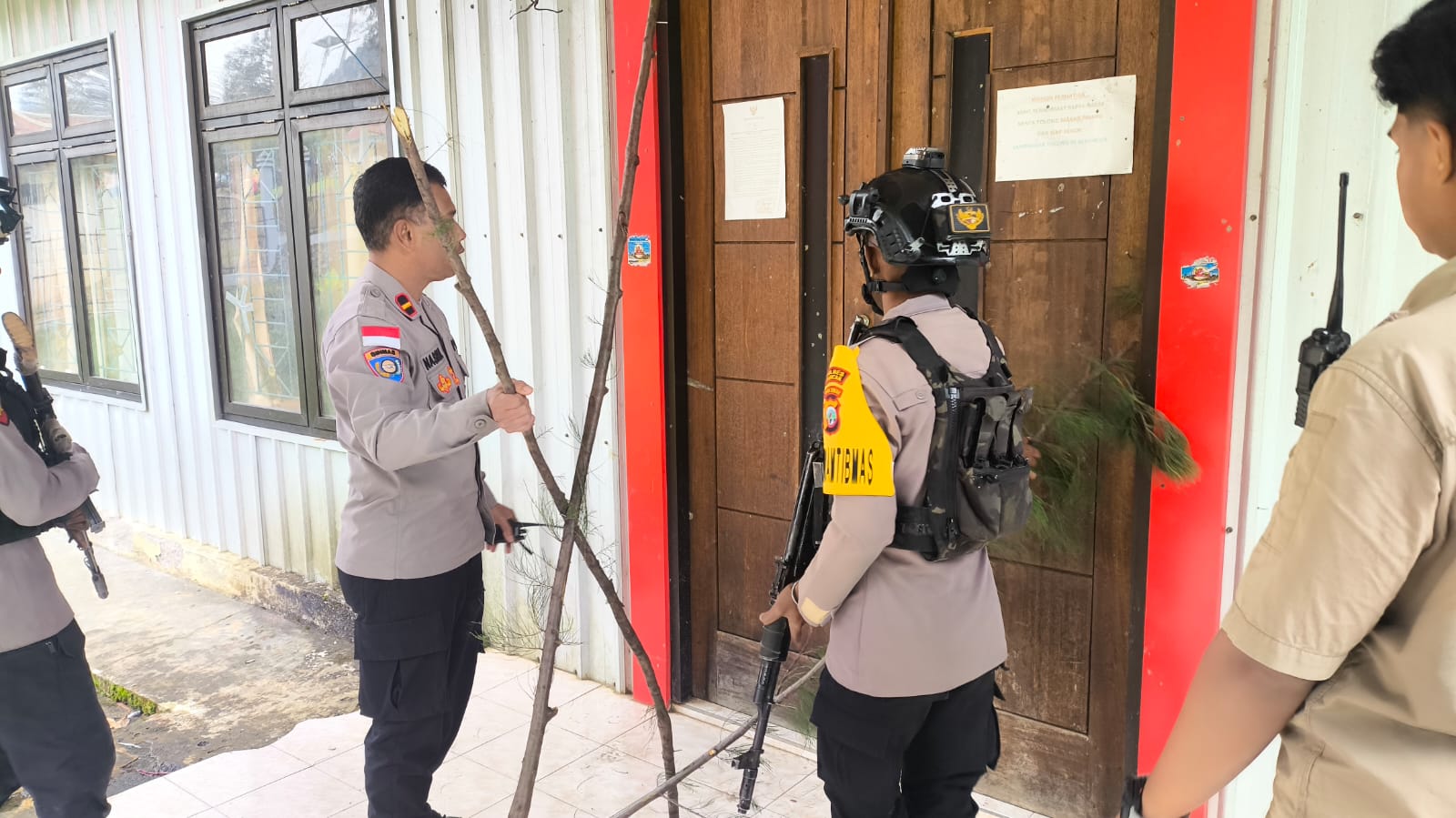 Ganggu Pelayanan Masyarakat, Polres Puncak Cabut Pemalangan Di Sejumlah Kantor