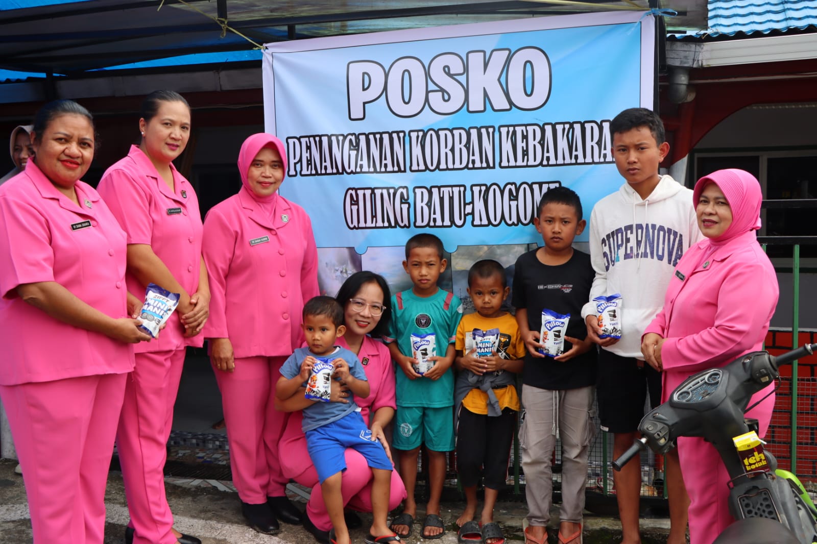 Ketua Umum Bhayangkari Salurkan 300 Paket Bantuan Untuk Korban Kebakaran Di Kabupaten Tolikara