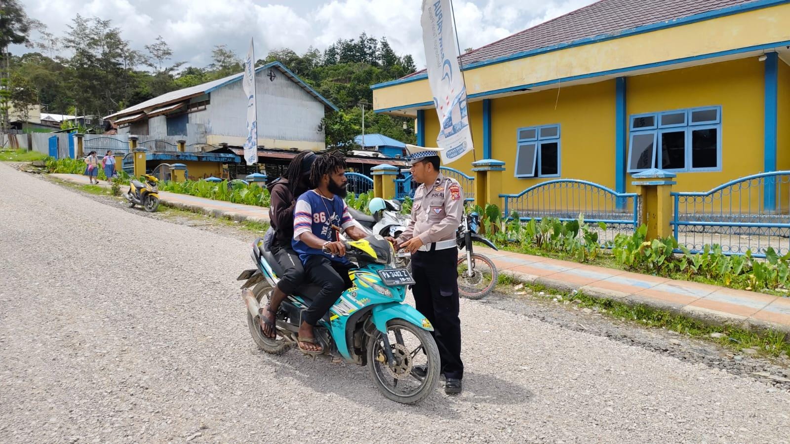 Operasi Keselamatan Cartenz – 2026 : Satlantas Polres Tolikara Laksanakan Gatur Lalin Dan Berikan Himbauan Kepada Pengendara