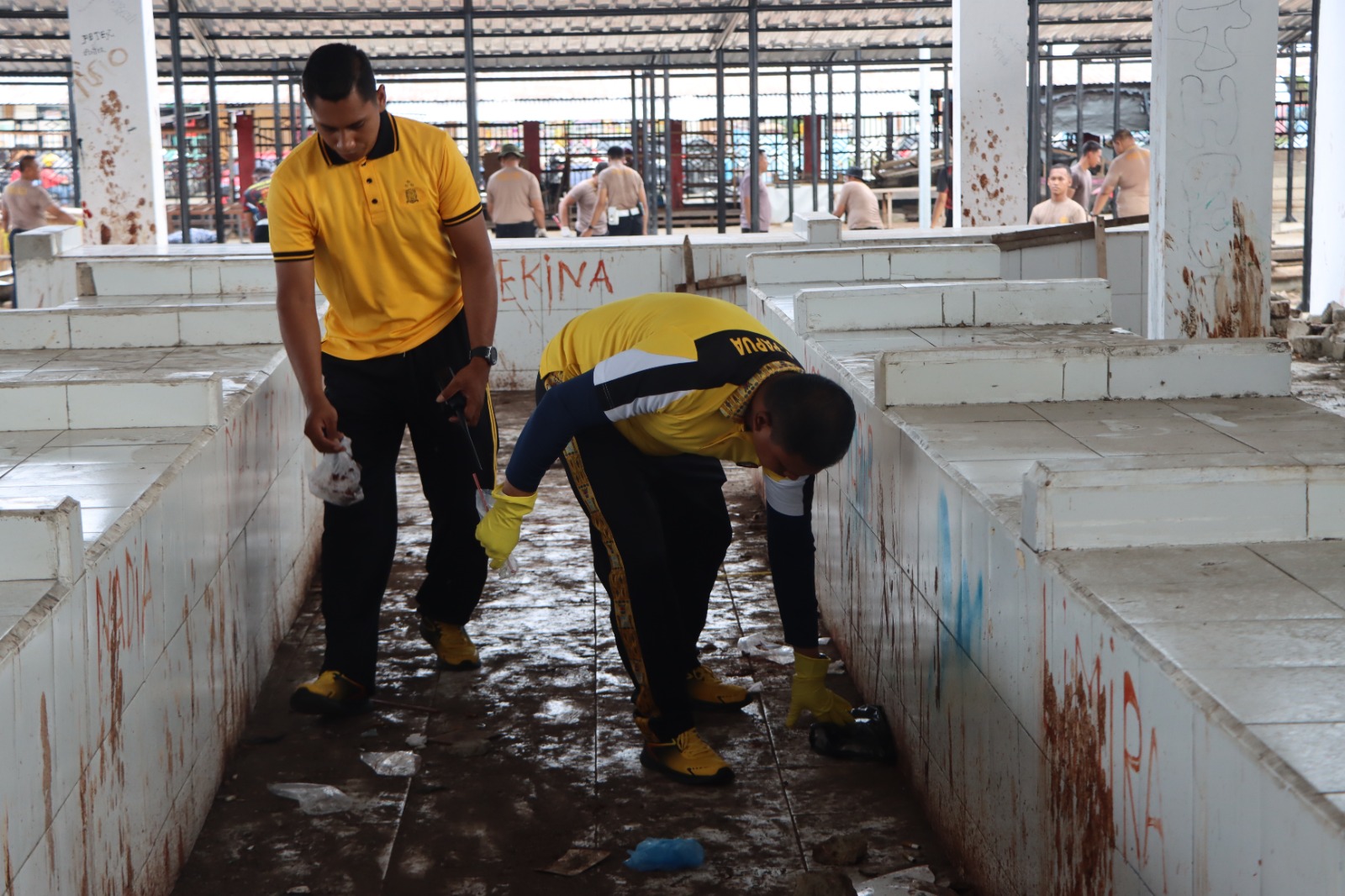 Polres Nabire Laksanakan Kegiatan Jumat Bersih di Taman Gizi dan Sekitar Terminal Oyehe
