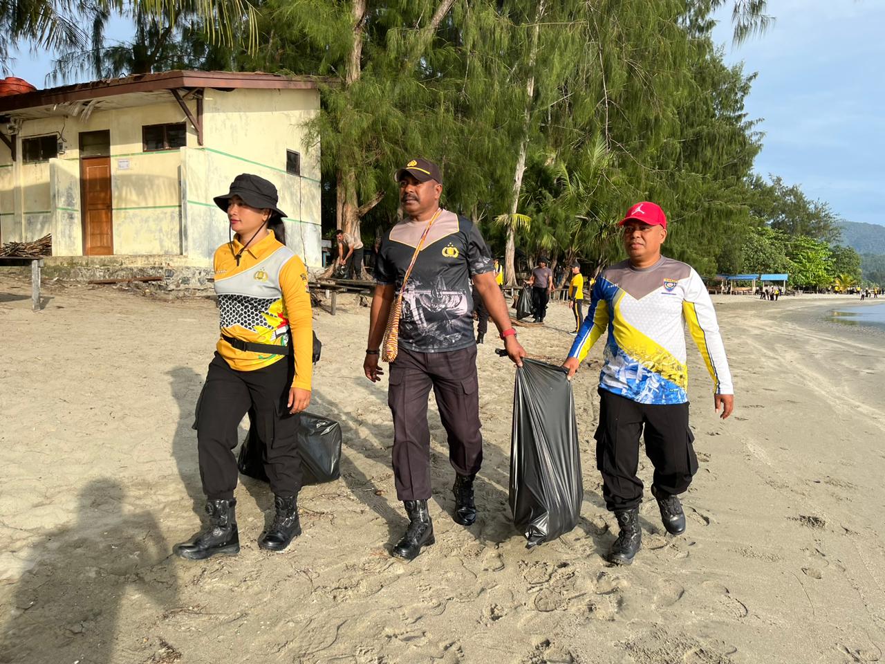 Personel Polresta Gelar Karya Bhakti di Sekitar Pantai Hamadi