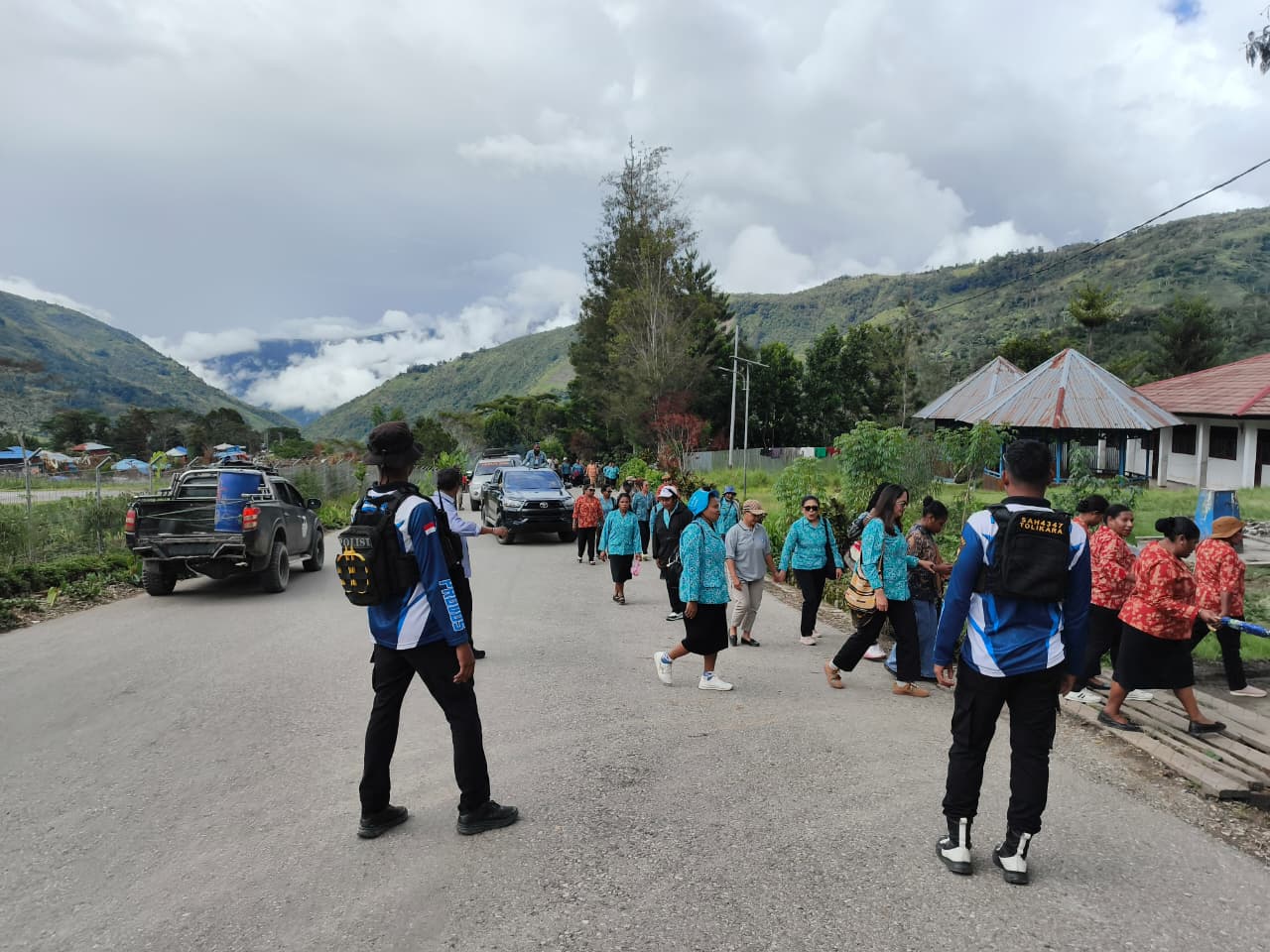 ‎Polres Tolikara Berikan Pengawalan Dan Pengamanan Kunjungan Peduli Kasih dan Penyaluran Bantuan TP-PKK Provinsi Papua Pegunungan