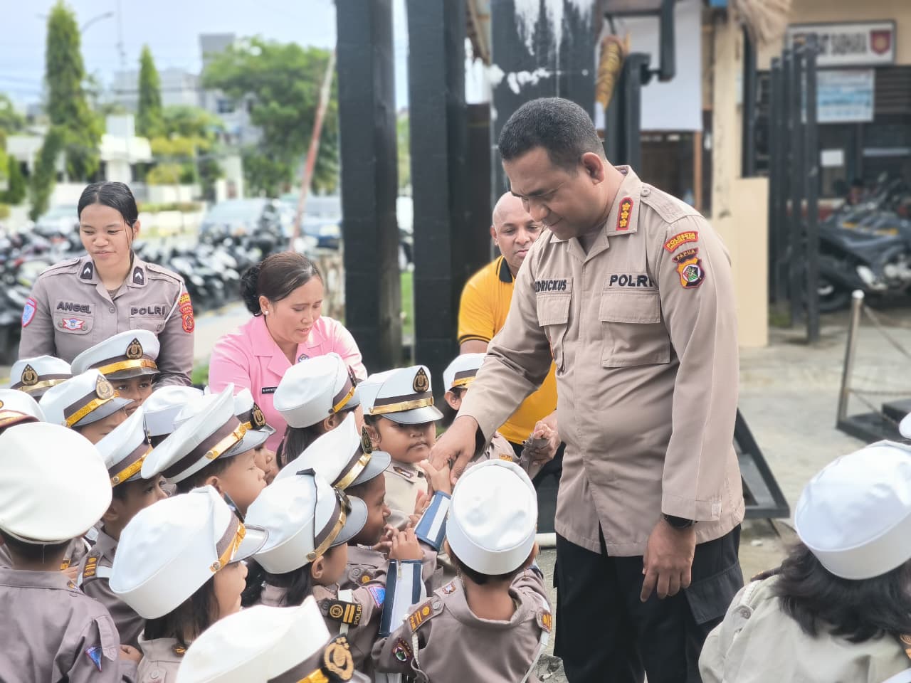 Outing Class Wisata Edukasi TK Kemala Bhayangkari 03 Hamadi Kunjungi Polresta