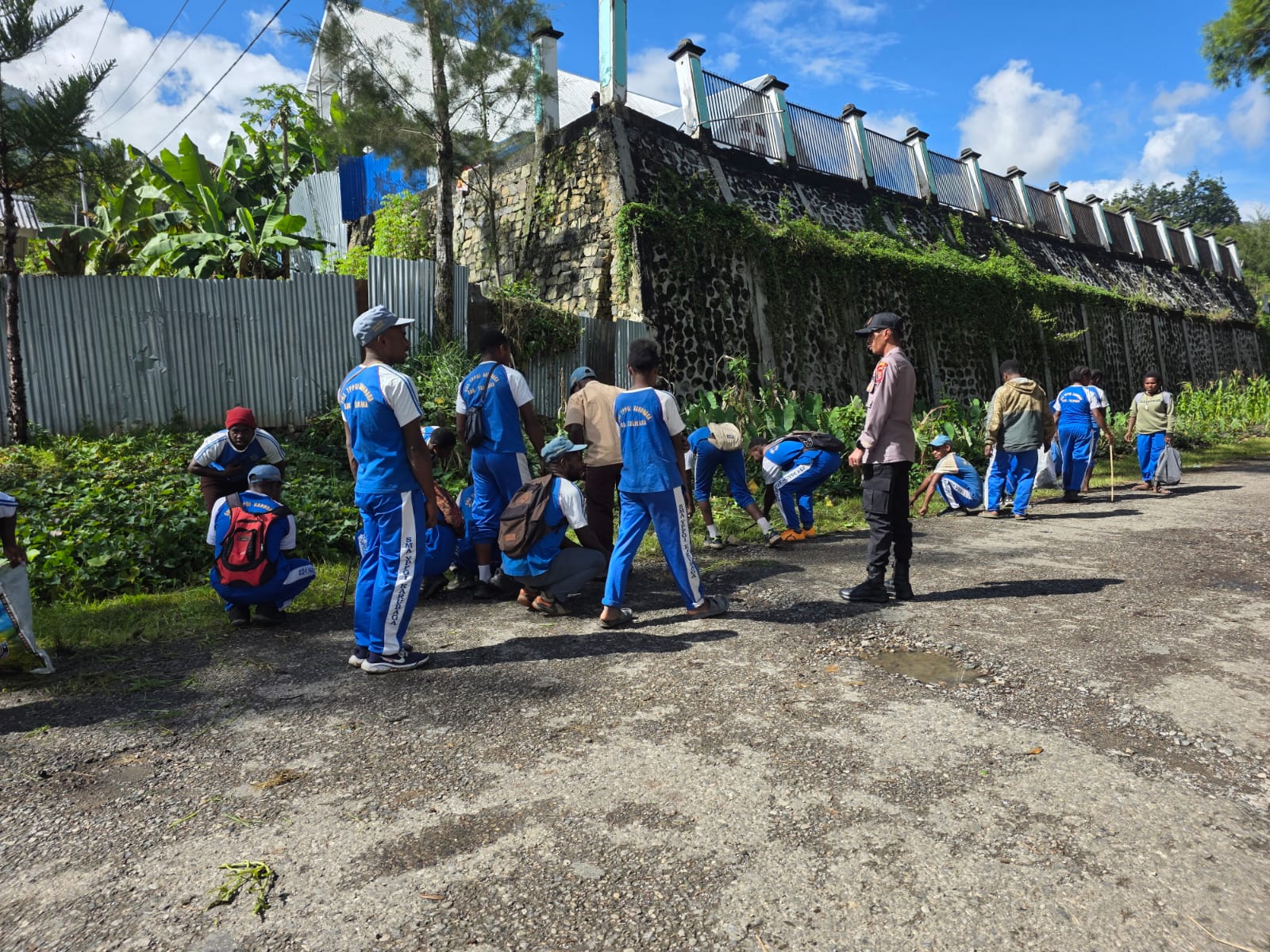 Sat Binmas Polres Tolikara Bersama Siswa/i SMA YPPGI Laksanakan Kerja Bakti Dukung Gerakan Indonesia ASRI