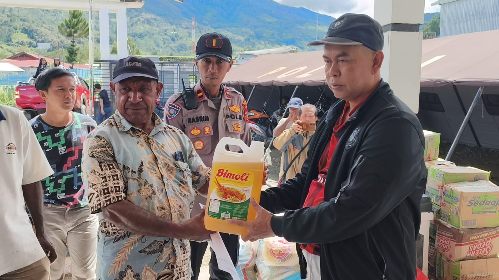 Sat Binmas Polres Tolikara Dampingi Dinas Sosial Salurkan Sembako Selama 10 Hari Tanggap Darurat di Karubaga