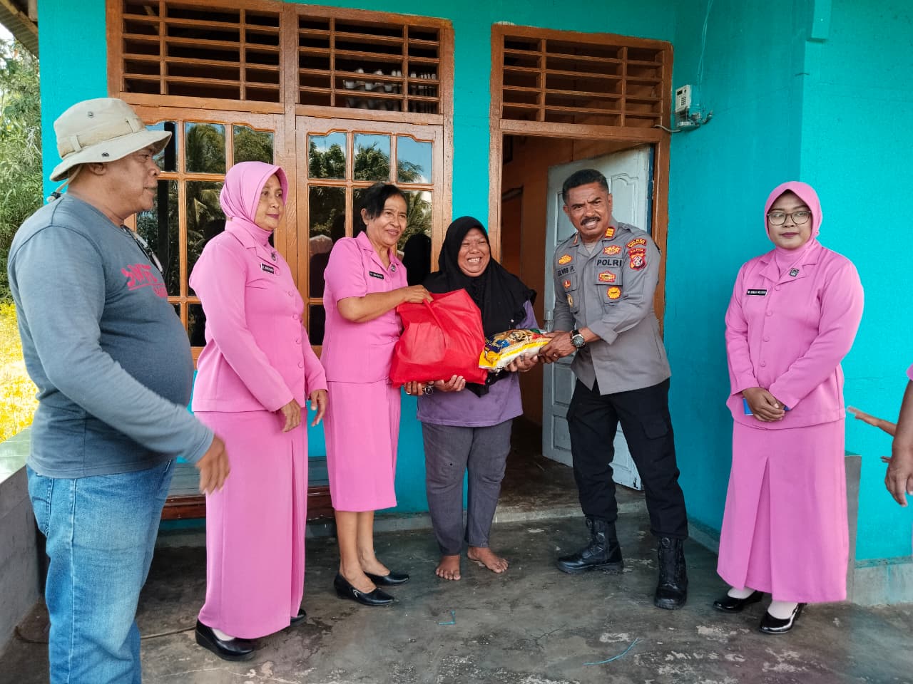 Polsek Kurik Gelar Bakti Sosial di Kampung Wonorejo Jelang Akhir Masa Jabatan Kapolsek