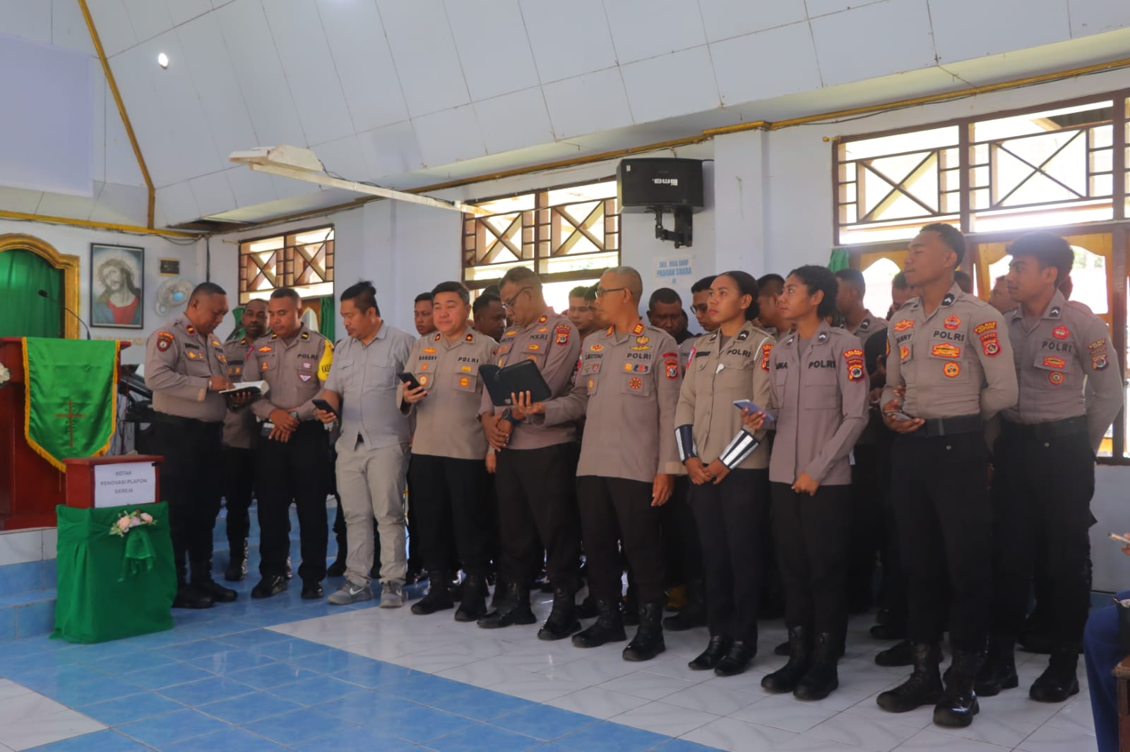 Kapolres Supiori Bersama PJU Polres Supiori Ikuti Ibadah di Gereja Sion Pariyem