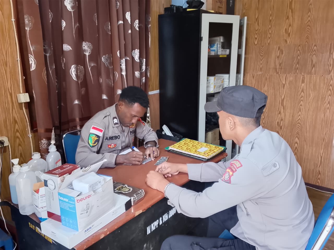 Sie dokkes Polres Tolikara Berikan Pelayanan Kesehatan Bagi Personel Yang Mengalami Sakit