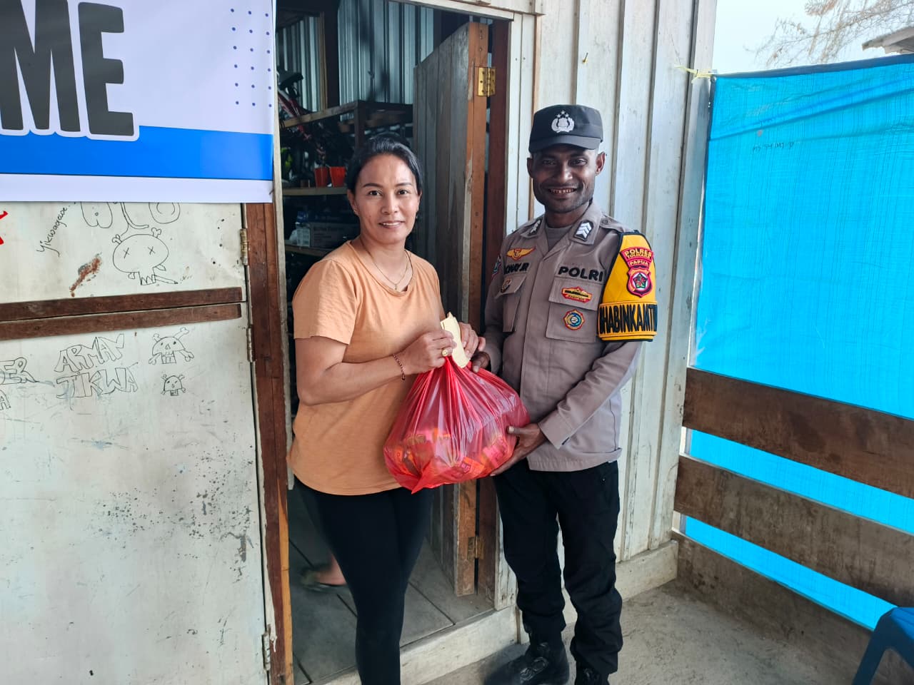 Bhabinkamtibmas Polres Tolikara Dampingi IBI Cabang Tolikara Salurkan Bantuan Sembako kepada Bidan Korban Kebakaran