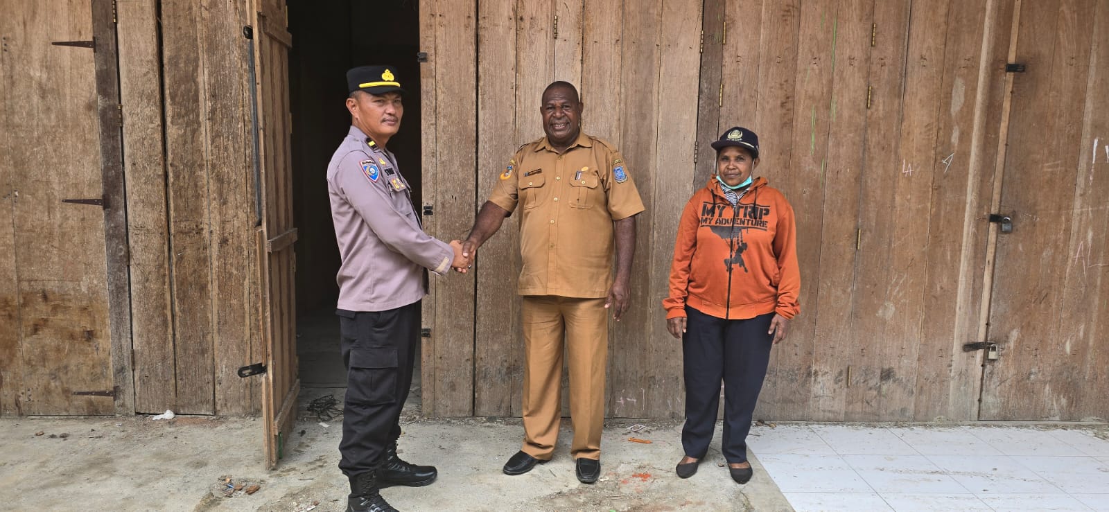 Dispenda Kabupaten Sarmi Serahkan Bangunan Los Pasar untuk Pos Kamling di Pasar Sentral Mararena