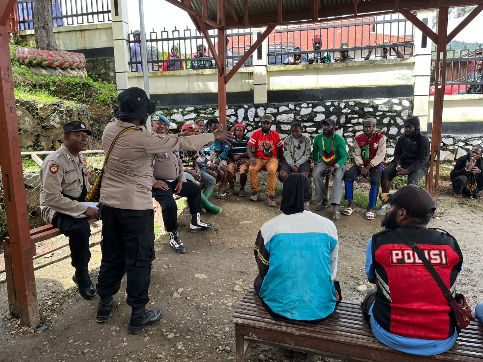 Sat Binmas Polres Tolikara Fasilitasi Penyelesaian Masalah Warga Secara Kekeluargaan