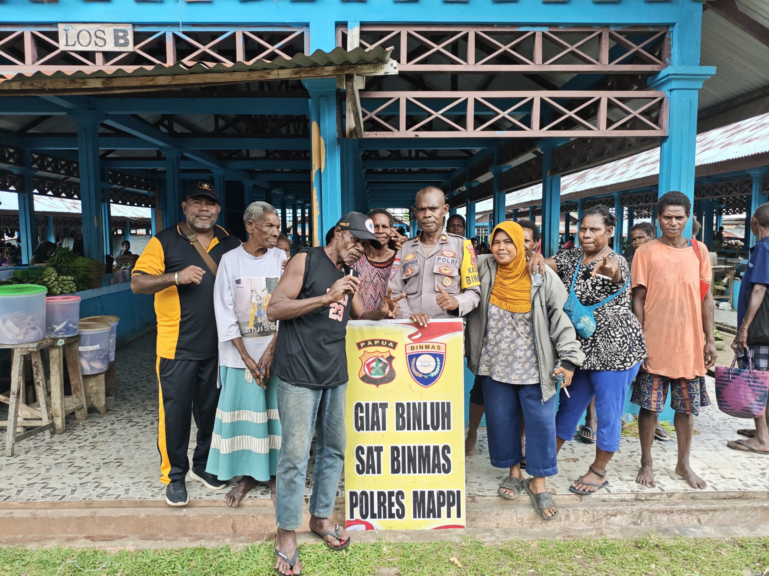Sat Binmas Polres Mappi Gencar Sosialisasi Tertib Lalu Lintas dan Bahaya Miras di Pasar Baru Kepi.