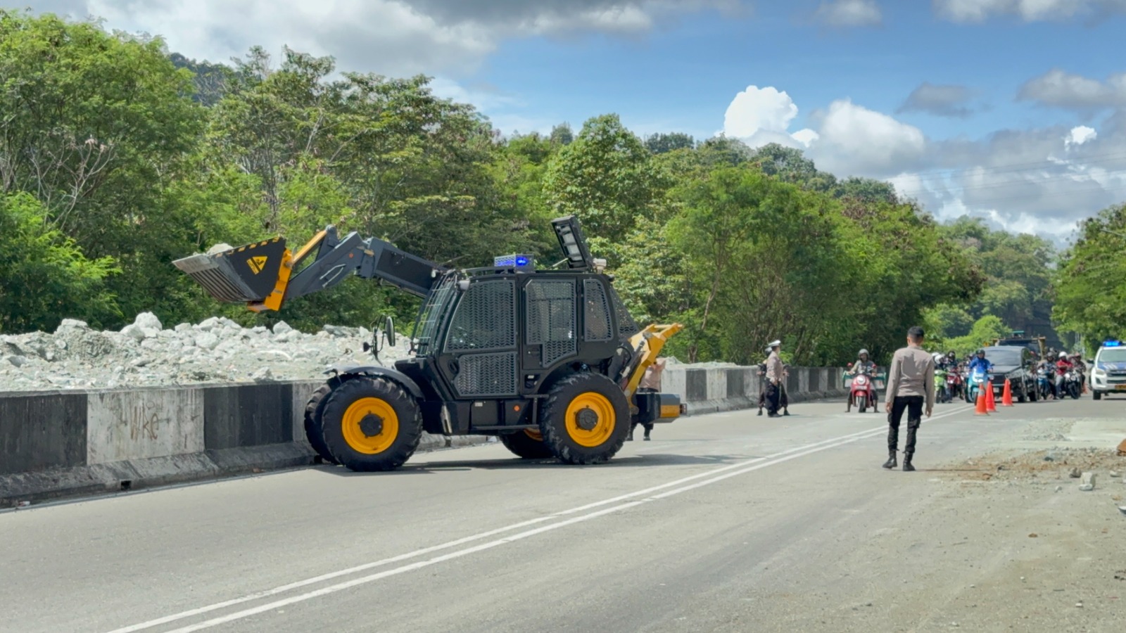 Wujud Pelayanan Prima kepada Masyarakat, Polresta Bersihkan Material di Jalan Ringroad