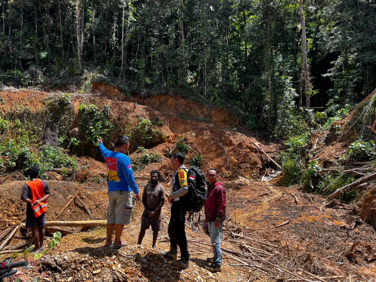 Gerak Cepat Polres Yalimo Pantau Penanganan Longsor di Ruas Jayapura–Wamena