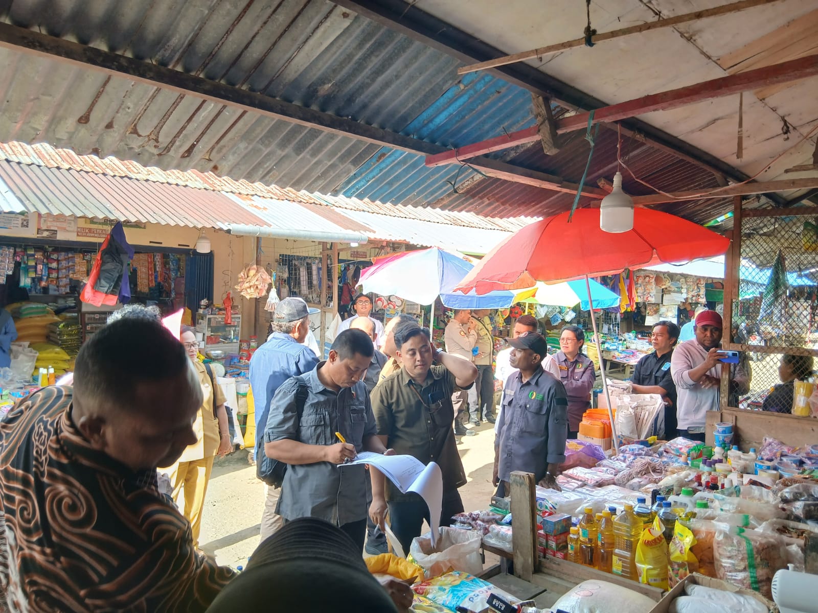Satgas Saber Pelanggaran Pangan Polres Biak Bersama Dinas Terkait Gelar sidak di Pasar