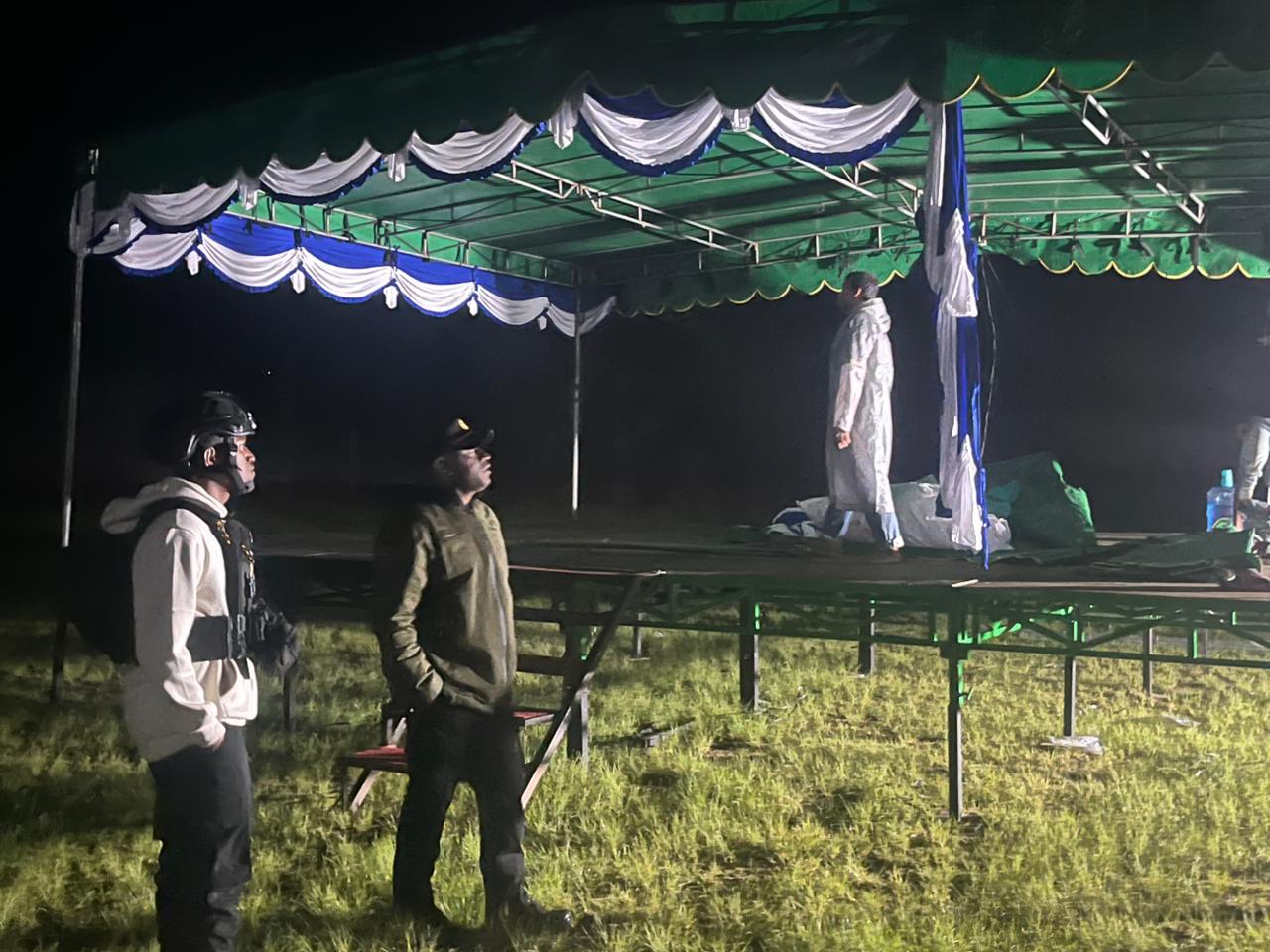 Polres Tolikara Laksanakan Patroli Jalan Kaki Malam, Cek Persiapan Panggung Ibadah KKR Gereja Gidi