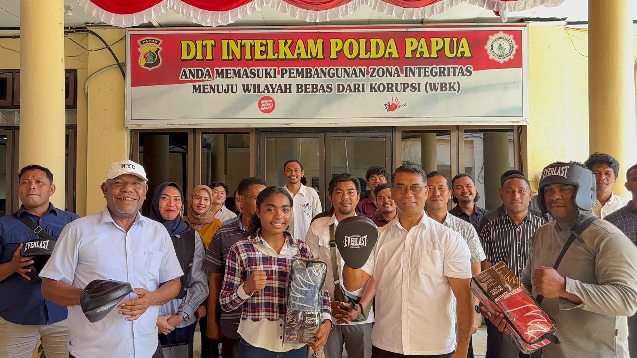 Perhatian Polda Papua, Atlet Sasana Ambroben Boxing Terima Bantuan Perlengkapan Latihan
