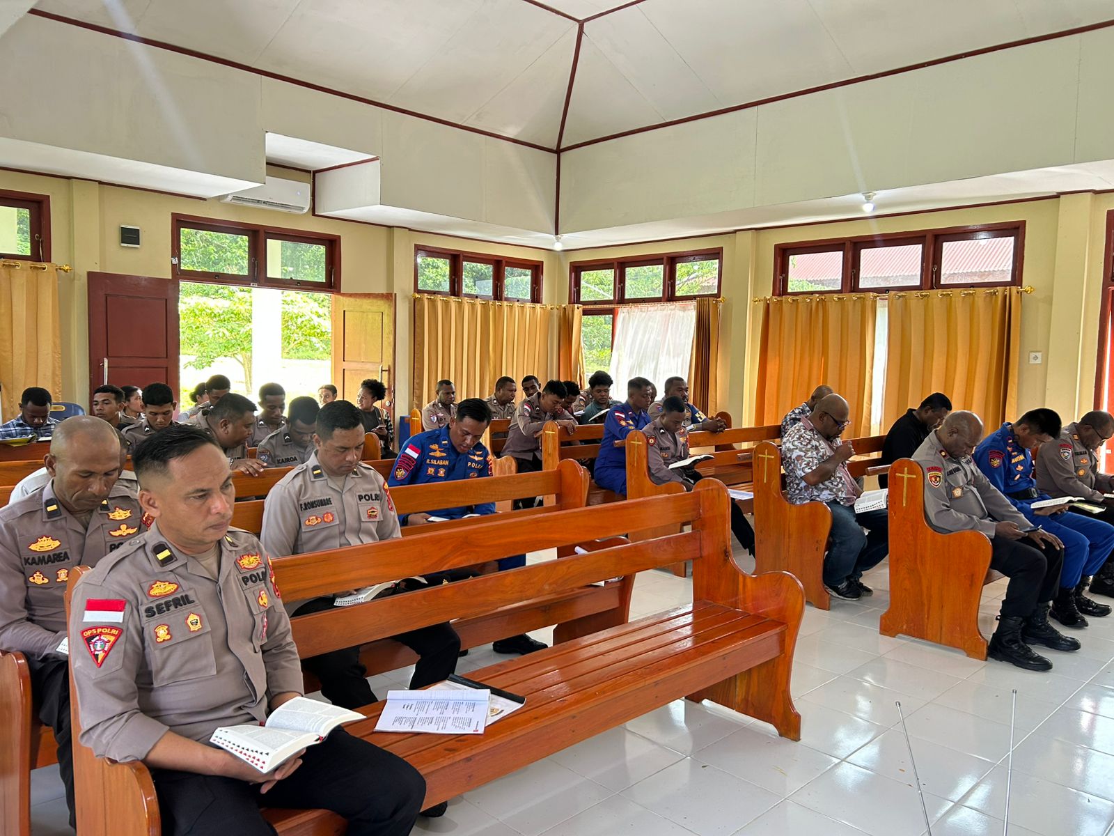 Tingkatkan Keimanan, Personel Kristen Polres Sarmi Laksanakan Binroh Penuh Khidmat