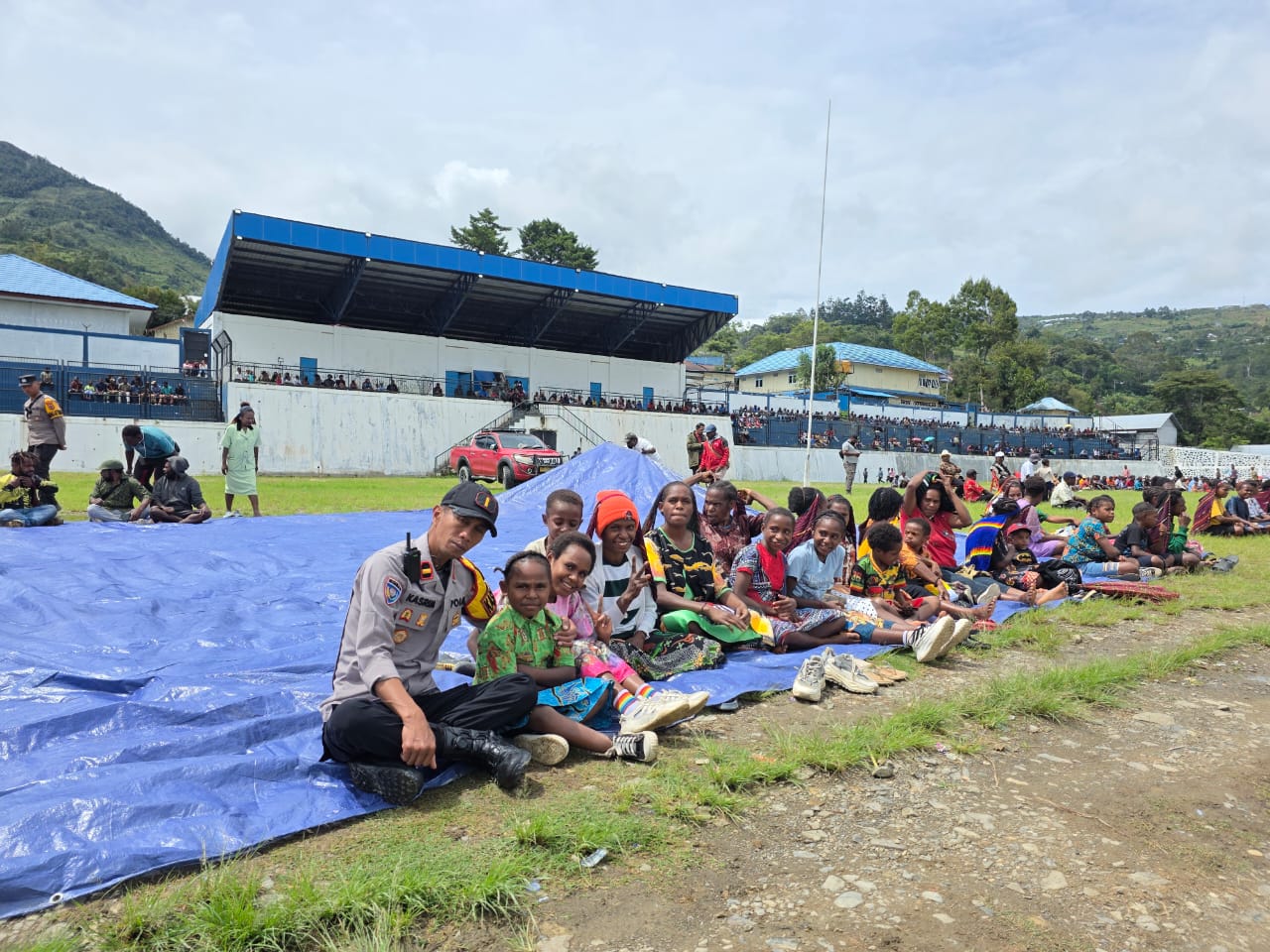 Polri Hadir di Tengah Jemaat, Bhabinkamtibmas Polres Tolikara Sambangi Ibadah Perayaan HUT GIDI ke-63 di Tolikara