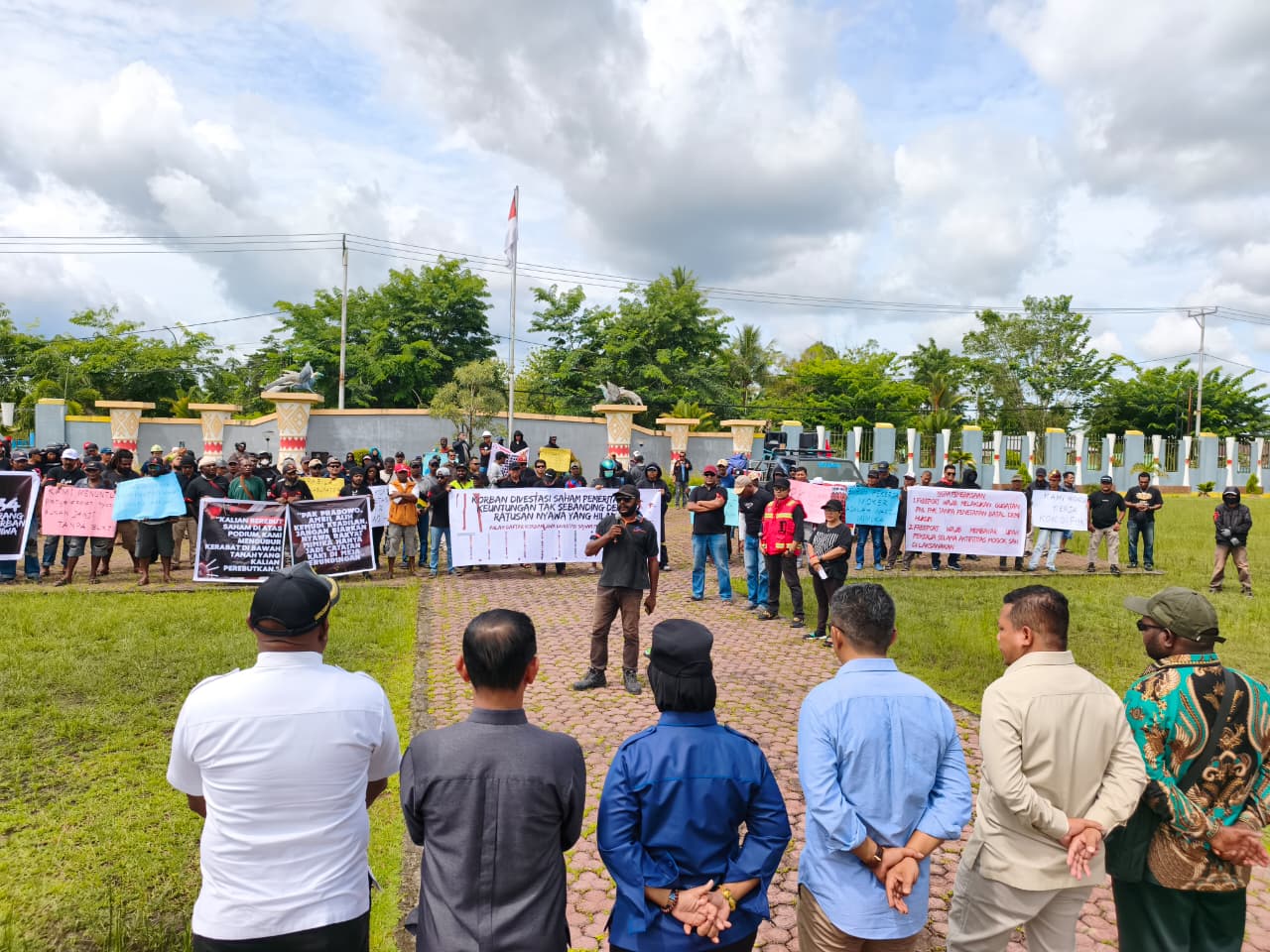 POLRES MIMIKA LAKSANAKAN PENGAMANAN AKSI DAMAI KOMUNITAS MOKER DI KANTOR DPRK MIMIKA