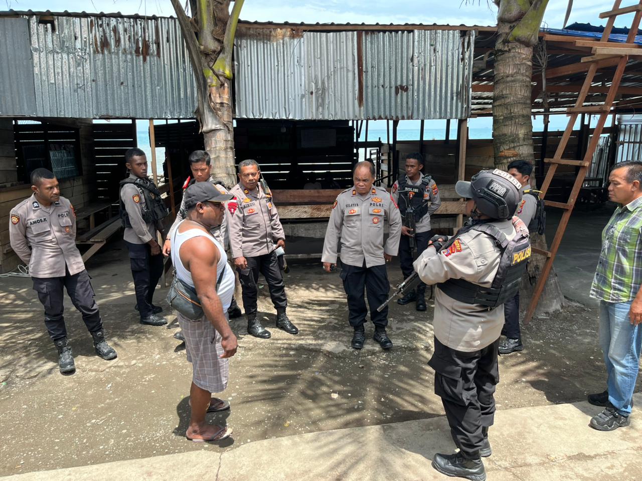 POLSEK NABIRE KOTA BUBARKAN AKTIVITAS PERJUDIAN DI BELAKANG PERTOKOAN OYEHE