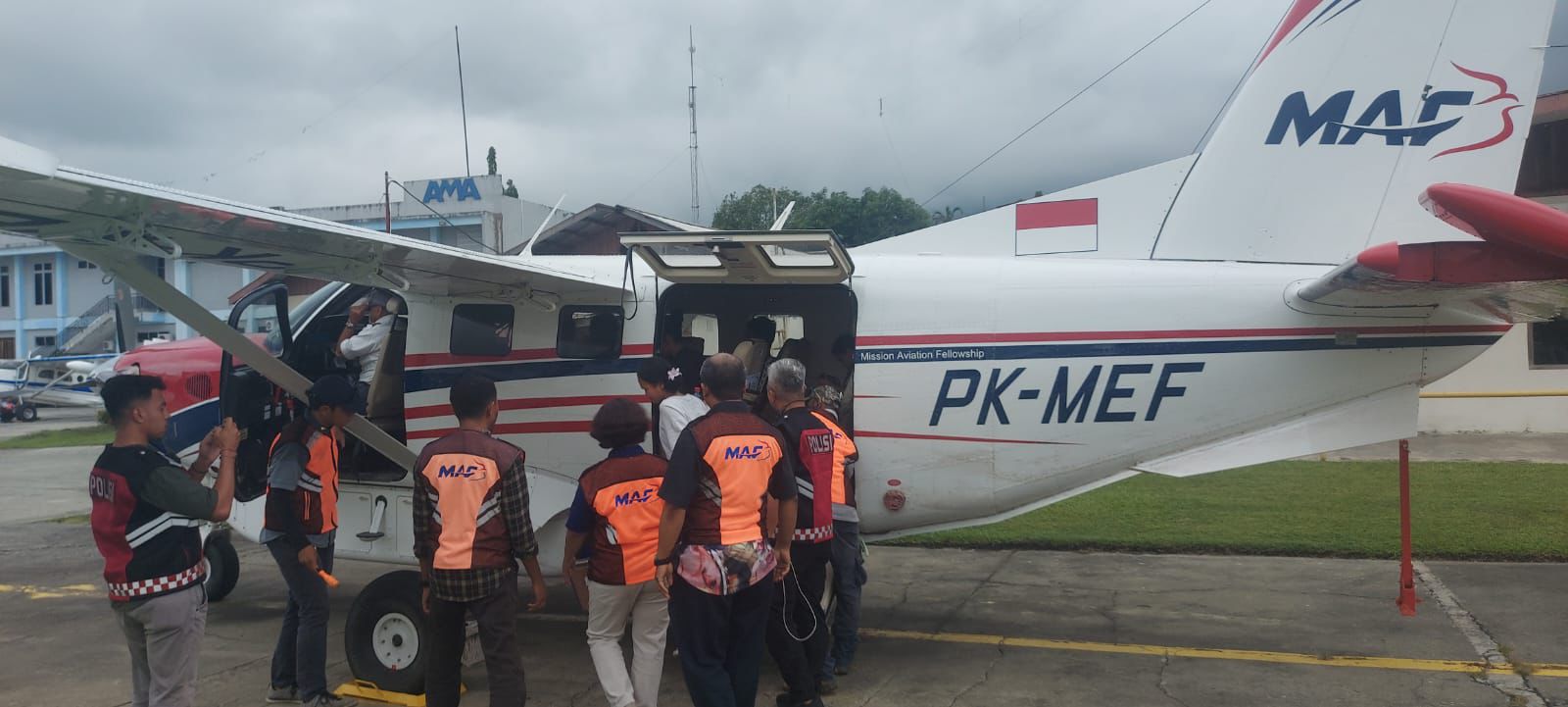 Sembilan Tenaga Pengajar dan Perawat Medis Asal Koroway Tiba di Jayapura Pasca Aksi KKB