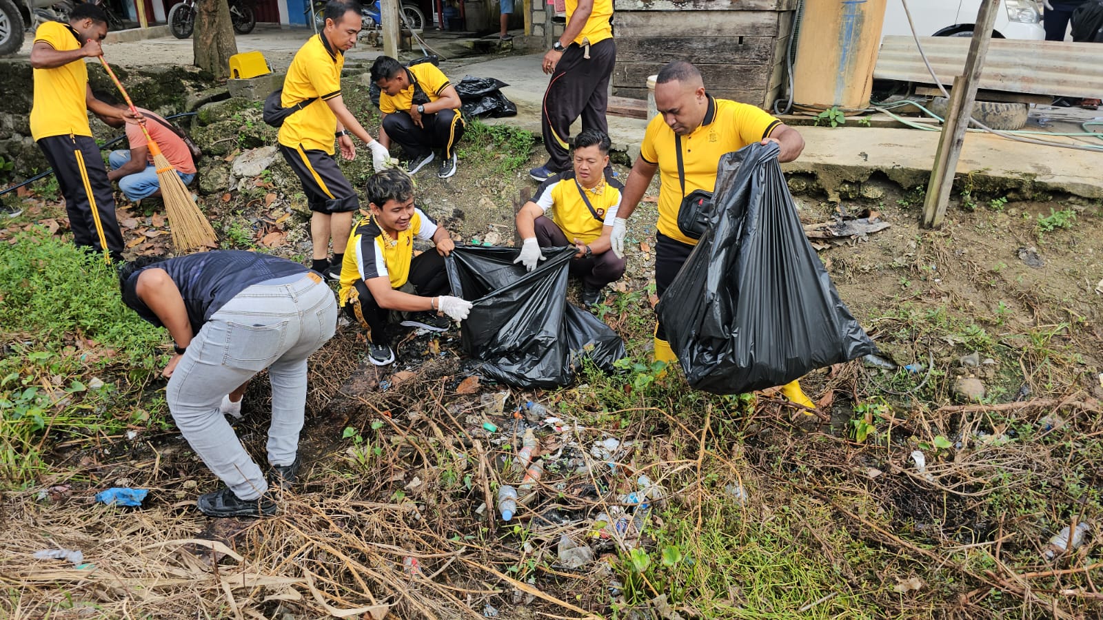 Dukung Program “INDONESIA ASRI”, Polres Keerom Bersama Forkopimda Gelar Aksi Kerja Bakti Guna Menjaga Kebersihan Lingkungan.