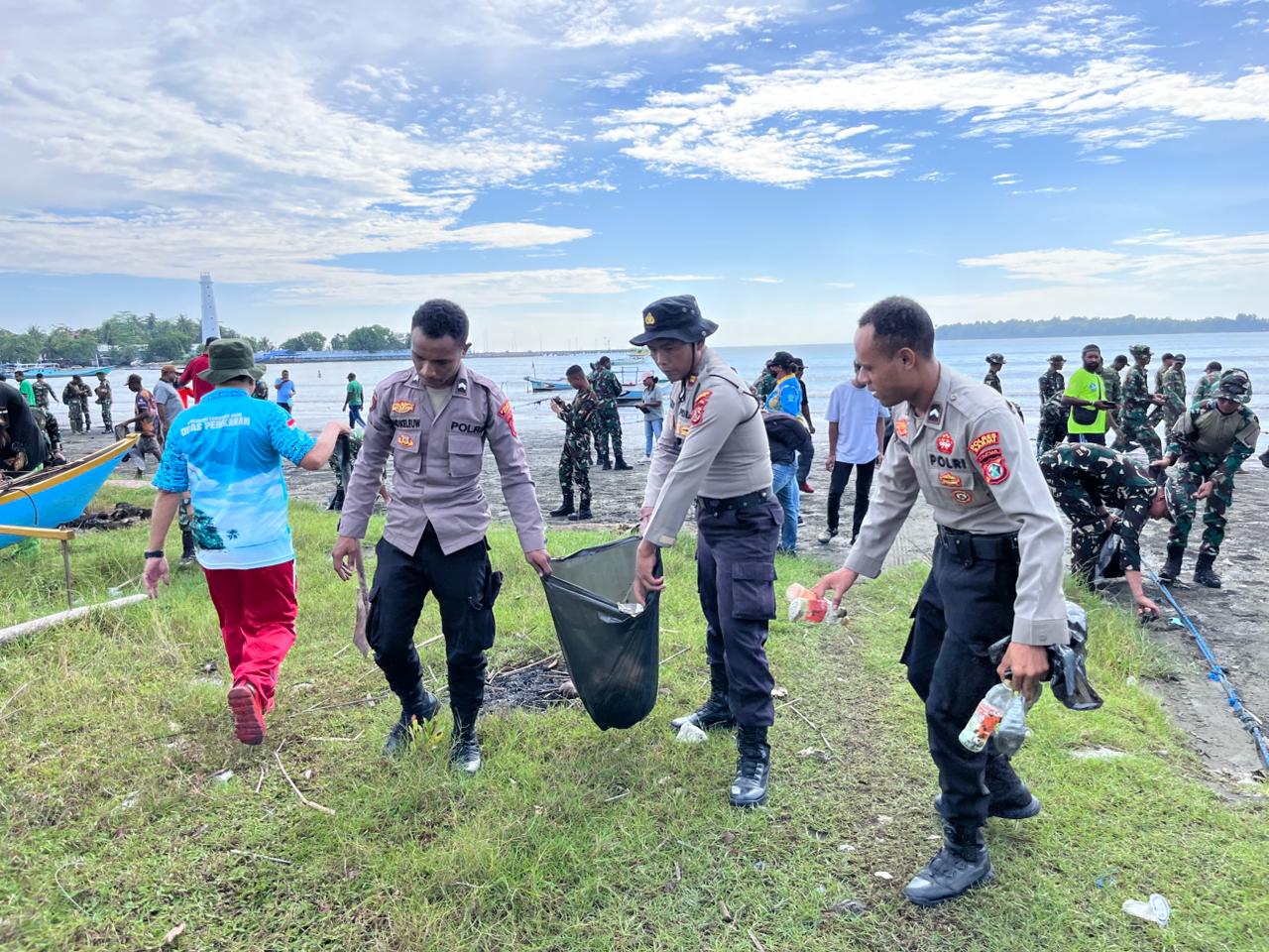 Kolaborasi TNI-Polri dan Pemda Sarmi Bersihkan Pantai Kali Bagre, Wujud Nyata Gerakan Indonesia Asri