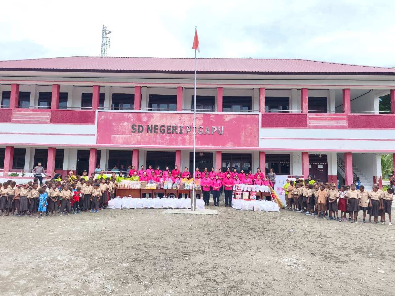 Bhayangkari, Yayasan Kemala Bhayangkari dan Tim Pijar Gelar Bakti Sosial di SD Negeri Pigapu Timika