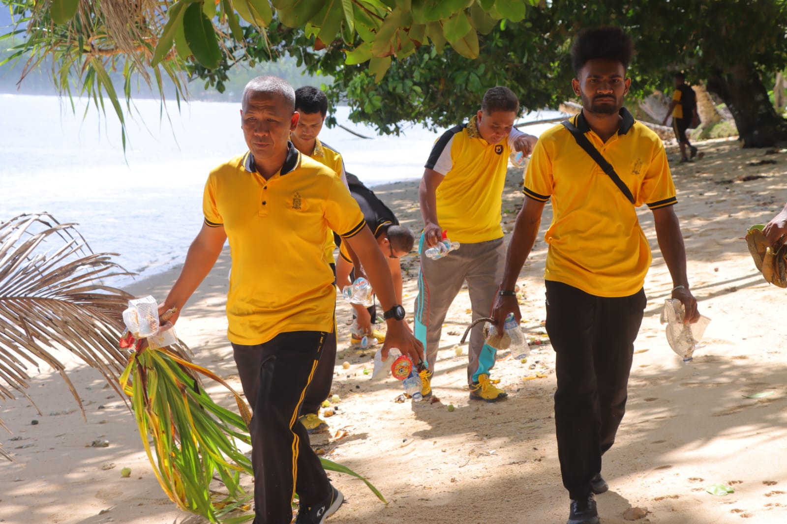 Menjaga Alam Tetap Bersih, Polres Supiori Turun Langsung Membersihkan Pantai Sorendiweri