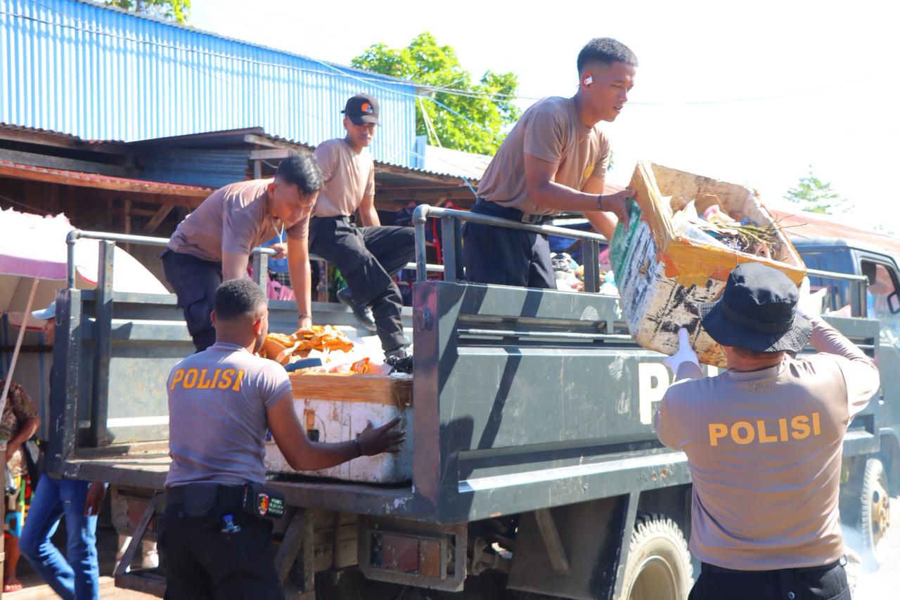Polres Waropen Gelar Aksi Bersih Lingkungan di Pasar Tradisional Uri, Wujud Kepedulian Ciptakan Kamtibmas Kondusif